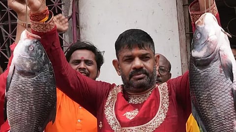 மேற்கு வங்க​ தேர்தல் பிரச்சாரத்தில் முக்கிய இடம்பிடித்த மீன் அரசியல்