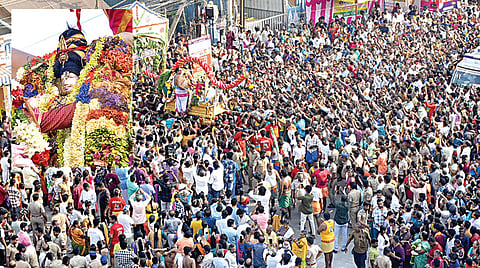 மதுரை சித்திரைத் திருவிழாவில் புதூர் பகுதியில் நேற்று நடைபெற்ற எதிர் சேவையில் கள்ளழகரைக் காண குவிந்த பக்தர்கள். (உள்படம்) கள்ளழகர் திருக்கோலத்தில் அருள்பாலித்த சுந்தரராஜ பெருமாள். படங்கள்: என்.தங்கரத்தினம்