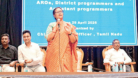 தமிழ்நாடு சட்டப்பேரவைத் தேர்தலை முன்னிட்டு, சென்னை மாநிலக் கல்லூரி வளாகத்தில் நேற்று நடைபெற்ற வாக்கு எண்ணும் செயல்முறை குறித்த பயிற்சியில் தலைமைத் தேர்தல் அதிகாரி அர்ச்சனா பட்நாயக் கலந்து கொண்டு தேர்தல் நடத்தும் அலுவலர்கள், உதவி தேர்தல் நடத்தும் அலுவலர்கள், மாவட்ட கணினி நிரலாளர்கள் மற்றும் உதவி கணினி நிரலாளர்கள் ஆகியோருக்கு அறிவுரைகளை வழங்கினார். | படம்: எஸ்.சத்தியசீலன் |