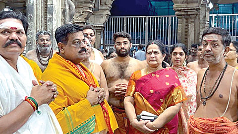 திருச்செந்தூர் கோயிலில் நேற்று தரிசனம் செய்துவிட்டு வெளியே வந்த அதிமுக பொதுச்செயலாளர்  பழனிசாமியின் மனைவி ராதா.