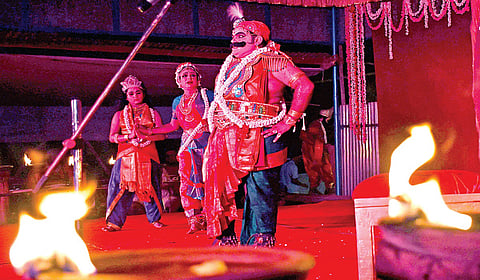 தஞ்சாவூர் அருகே மெலட்டூரில் நேற்று முன்தினம் இரவு பாகவத மேளாவில் எண்ணெய் விளக்கு ஒளியில் நடைபெற்ற பிரஹலாத சரித்திரம் நாட்டிய நாடகம்.
