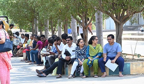 நீட் தேர்வு நடக்கும் ஞாயிற்றுக்கிழமை நாடு முழுவதும் அரசு மருத்துவக் கல்லூரிகளுக்கு விடுமுறை இல்லை