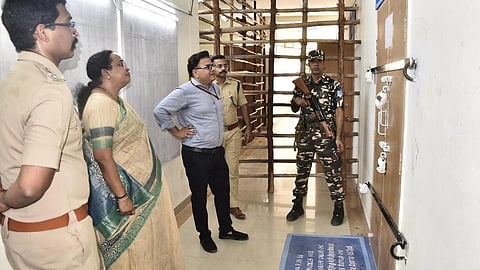 மாவட்டத் தேர்தல் அலுவலரும் ஆட்சியருமான வி.ஆர். சுபுலட்சுமி, நேற்று (மே 3) அன்று வேலூரில் உள்ள தந்தை பெரியார் அரசு தொழில்நுட்ப நிறுவனத்தில் அமைந்துள்ள வாக்கு எண்ணும் மையத்தைப் பார்வையிட்டார்