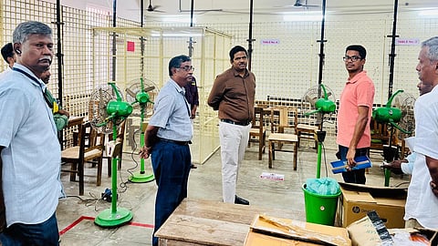 வாக்கு எண்ணிக்கை மையங்களில்  ஆய்வு செய்த மாவட்ட தேர்தல் அதிகாரி குலோத்துங்கன், கூடுதல் மாவட்ட ஆட்சியர் சுதாகர்.