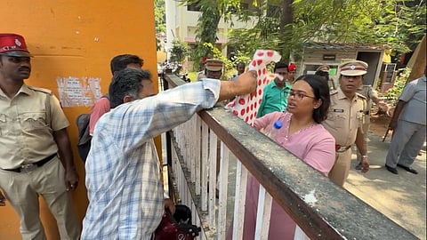 புதுச்சேரி நெகிழ்ச்சி: நீட் தேர்வுக்கு பழைய ஹால் டிக்கெட்டோடு வந்த மாணவி - உதவிய  போலீஸார்