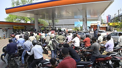 சமையல் எரிவாயு, பெட்ரோல், டீசல் விலையை உயர்த்த வேண்டும்: எண்ணெய் நிறுவனங்கள் வலியுறுத்தல் 