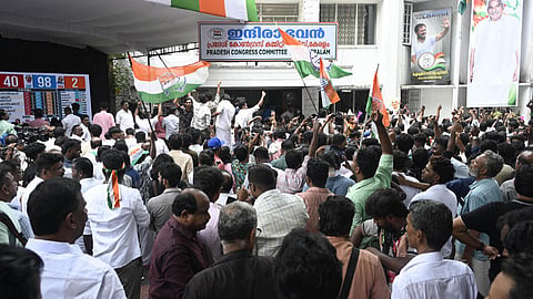 திருவனந்தபுரத்தில் உள்ள காங்கிரஸ் தலைமையகத்தில் வெற்றியைக் கொண்டாடும் காங்கிரஸ் தொண்டர்கள் மற்றும் நிர்வாகிகள்