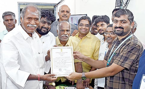 புதுச்சேரி தட்டாஞ்சாவடி தொகுதியில் வெற்றி பெற்ற முதல்வர் ரங்கசாமி, தேர்தல் அலுவலரிடம் இருந்து வெற்றிச் சான்றிதழைப்  பெற்றுக் கொண்டார். படம்: எம்.சாம்ராஜ்