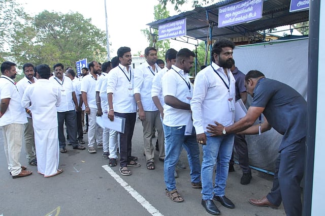 <div class="paragraphs"><p>சேலத்தில் வாக்கு எண்ணிக்கை மையத்துக்கு வந்த முகவர்கள் பலத்த பரிசோதனைக்குப் பின்னர் அனுமதிக்கப்பட்ட காட்சி.</p></div>