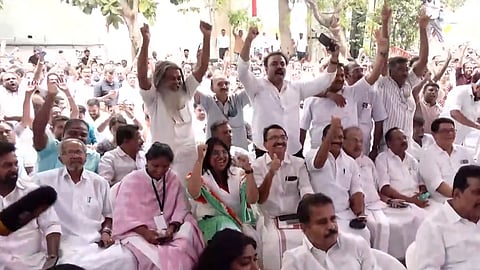 கொண்டாட்டத்தில் காங்கிரஸ் தொண்டர்கள்