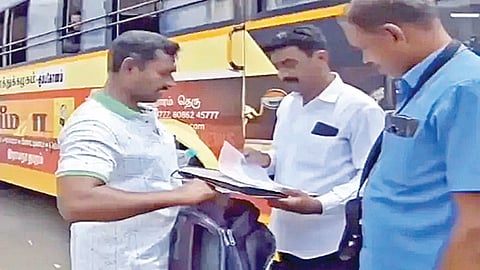 பேருந்தில் மறதியாக விட்டுச்சென்ற மாணவரின் ஹால் டிக்கெட்டை மீட்டு பரமக்குடி பேருந்து நிலையத்தில் ஒப்படைத்த அரசு போக்குவரத்துக் கழக அதிகாரிகள்.
