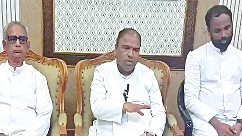 வேளாங்கண்ணியில் நேற்று செய்தியாளர்களை சந்தித்த பேராலய துணை அதிபர் அற்புதராஜ். 