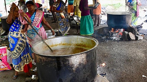 பழநி அருகே கோயில் திருவிழாவில் பக்தர்களுக்கு ‘கறி விருந்து’