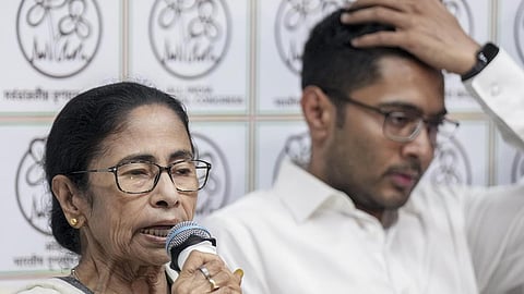 கொல்கத்தாவில் செய்தியாளர்களுக்கு பேட்டியளிக்கிறார் திரிணமூல் காங்கிரஸ் கட்சித் தலைவர் மம்தா பானர்ஜி. உடன் கட்சி எம்.பி.யும், மம்தாவின் மருமகனுமான அபிஷேக் பானர்ஜி.படம்: பிடிஐ
