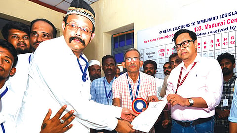 மதுரை மத்திய தொகுதியில் வெற்றி பெற்ற தவெக வேட்பாளர் மதார் பதூர்தீன் தேர்தல் அலுவலரிடம் இருந்து வெற்றி சான்றிதழ் பெறுகிறார்.  