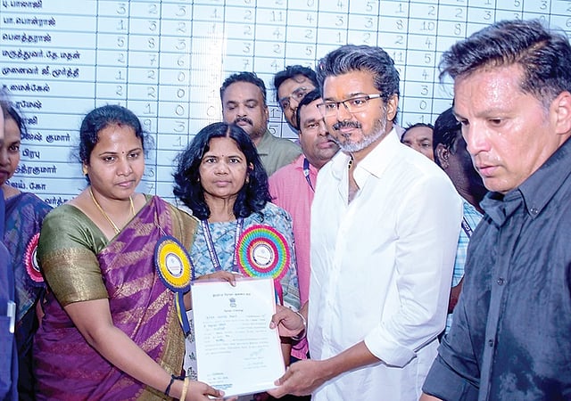 <div class="paragraphs"><p>சென்னை லயோலா கல்லூரியில் நேற்று வாக்கு எண்ணிக்கை முடிந்ததை அடுத்து, பெரம்பூர் தொகுதியில் வெற்றி பெற்றதற்கான சான்றிதழை பெற்றுக்கொண்ட தவெக தலைவர் விஜய்.</p></div>