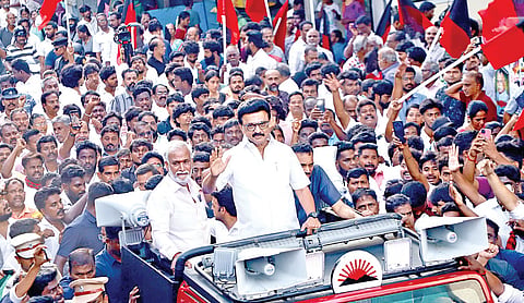 முதல்வர் ஸ்டாலின் நேற்று கொளத்தூர் தொகுதிக்குச் சென்று, வாக்காளர்களுக்கு நன்றி தெரிவித்தார். உடன் கண்கலங்கிய நிலையில் சேகர்பாபு. | படம்: ம.பிரபு |