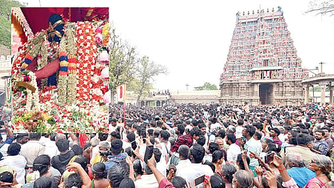  சித்திரைத்  திருவிழாவின் 9-ம் நாளான நேற்று மதுரை விஜயத்தை முடித்து அழகர்கோவில் திரும்பிய கள்ளழகரை தரிசித்த ஆயிரக்கணக்கான பக்தர்கள். உள்படம்: கள்ளழகர் திருக்கோலத்தில் எழுந்தருளிய கள்ளழகர். படங்கள்: எஸ்.கிருஷ்ணமூர்த்தி