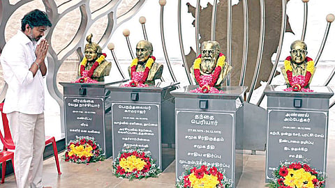சட்டப்பேரவைத் தேர்தலில் வெற்றி பெற்றதை அடுத்து தவெக தலைவர் விஜய் நேற்று பனையூரில் உள்ள கட்சி அலுவலகத்தில் கொள்கைத் தலைவர்களின் சிலைகளுக்கு மாலை அணிவித்து மரியாதை செலுத்தினார்.