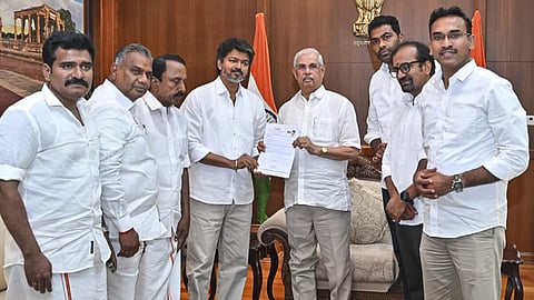 திட்டமிட்டபடி விஜய் நாளை முதல்வராக பதவியேற்பாரா?