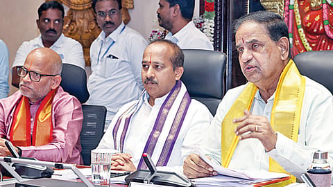 தமிழக கோ-ஆப்டெக்ஸில் இருந்து ஏழுமலையானுக்கு பட்டு வஸ்திரங்கள்: திருப்பதி தேவஸ்தான அறங்காவலர் கூட்டத்தில் முடிவு 