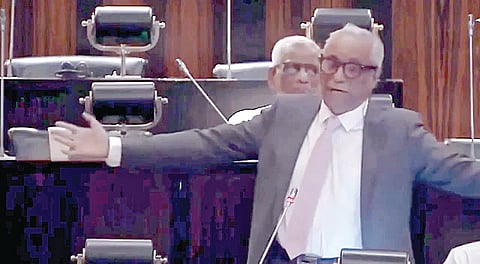 இலங்கை நாடாளுமன்றத்தில் ‘அழகிய தமிழ் மகன்’ படப் பாடலை பாடி விஜய்யை வாழ்த்திய  நிஹாம் காரியப்பர்.