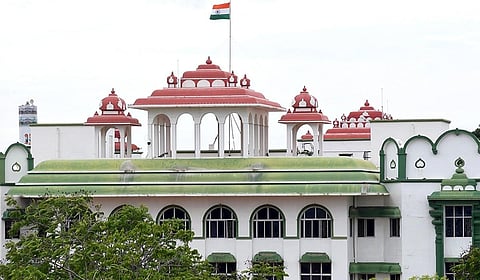 குற்றாலம் மெயின் அருவி பாறை சிற்பங்கள் சேதம்: புதிய ஆர்ச் கட்டுமான பணிக்கு ஐகோர்ட் தடை