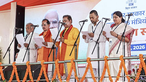 முன்னாள் முதல்வர் நிதிஷ் குமார் மகன் நிஷாந்த் குமார் உள்ளிட்டோர் அமைச்சர்களாக பதவியேற்பு.