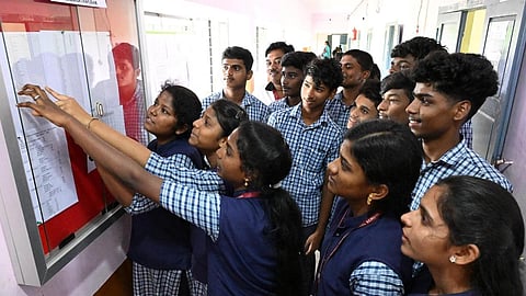 பிளஸ் 2 தேர்வு முடிவுகள் இன்று வெளியாகிறது: முதல்முறையாக வாட்ஸ்அப் மூலம் அறியும் வசதி அறிமுகம்