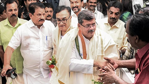 கேரள காங்கிரஸ் எம்எல்ஏக்கள் கூட்டத்தில் கலந்து கொள்ள மே 7ம் தேதி திருவனந்தபுரத்துக்கு வருகை தந்த அஜய் மக்கான் மற்றும் முகுல் வாஸ்னிக்