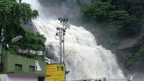 குற்றாலம் பிரதான அருவியில் குளிப்பதற்காக பழமையான சிலைகளை சேதப்படுத்துவதை அனுமதிக்க முடியாது: ஐகோர்ட்