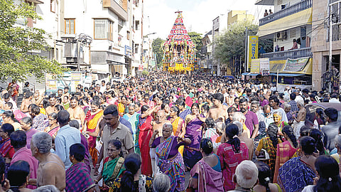 திருவல்லிக்கேணி ஸ்ரீபார்த்தசாரதி கோயில் பிரம்மோற்சவ விழாவின் முக்கிய நிகழ்வான தேரோட்டம் நேற்று நடைபெற்றது. மாடவீதிகளில் ஏராளமான பக்தர்கள் வடம் பிடித்து தேர் இழுத்தனர். |&nbsp; படங்கள்: எல்.சீனிவாசன் |