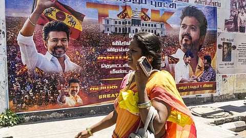 முதல்வராக விஜய்க்கு பதவி பிரமாணம் செய்து வைக்கக் கோரி ஆளுநர் மாளிகை வெளியே தவெக-வினர் போராட்டம்
