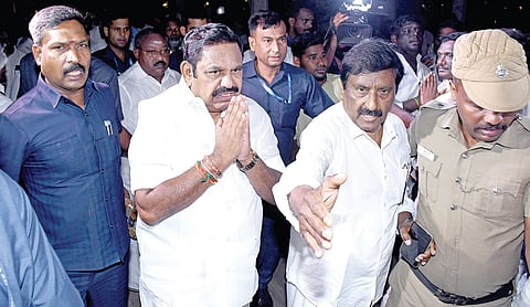 புதுச்சேரி விடுதியில் அதிமுக எம்எல்ஏக்களுடன் தீவிர ஆலோசனை: 2 நாள் பொறுத்திருங்கள் என பழனிசாமி அறிவுறுத்தல்