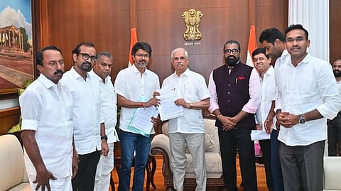 2 கம்யூனிஸ்ட் கட்சிகளும் ஆதரவுக் கடிதங்கள் வழங்கியதை தொடர்ந்து ஆளுநரை 3-வது முறையாக சந்தித்தார் விஜய்