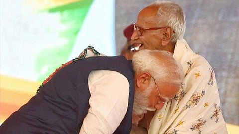 98 வயது பாஜக மூத்த தலைவரின் காலில் விழுந்து ஆசி பெற்ற பிரதமர் மோடி