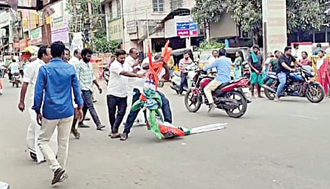 மயிலாடுதுறை கிட்டப்பா அங்காடி முன்பு காங்கிரஸ் கட்சி கொடிகளை சாலையில் வீசி கோஷமிட்ட திமுகவினர்.