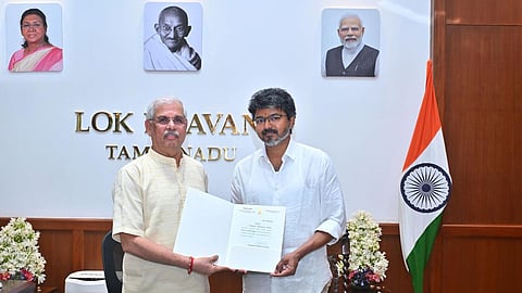 முதல்வராக விஜய் இன்று பதவியேற்கிறார்: 13-ம் தேதிக்குள் சட்டப்பேரவையைக் கூட்டி பெரும்பான்மையை நிரூபிக்க ஆளுநர் கெடு