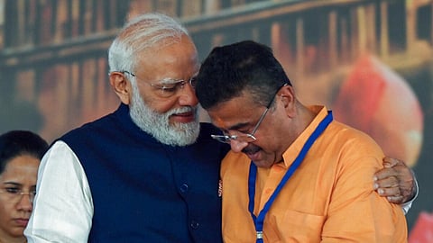 பதவியேற்பு விழா மேடையில் சுவேந்து அதிகாரிக்கு வாழ்த்து தெரிவித்த பிரதமர் மோடி