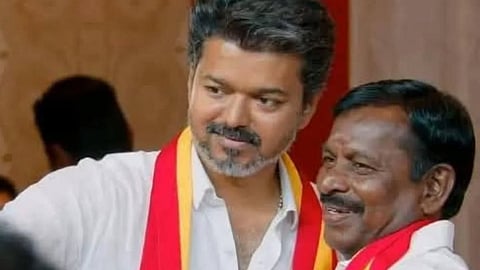 விஜய் உடன் கருப்பையா | கோப்புப் படம்