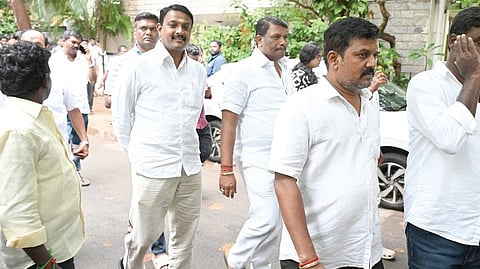 சென்னை எம்ஆர்சி நகரில் உள்ள அதிமுக எம்எல்ஏ. சி.வி சண்முகம் அலுவலகத்தில் நடந்த ஆலோசனைக் கூட்டத்தில் பங்கேற்க வந்த அதிமுக எம்எல்ஏக்கள். 	            படம்: எஸ்.சத்தியசீலன்