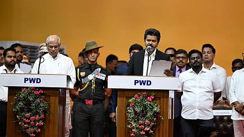 முதல்வராகப் பதவியேற்றார் ஜோசப் விஜய்: 9 அமைச்சர்களுக்கும் பதவிப் பிரமாணம் செய்து வைத்தார் ஆளுநர் அர்லேகர்