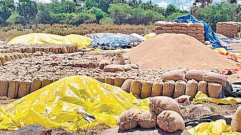 ஒத்திவாக்கத்தில் உள்ள கொள்முதல் நிலையங்களில் நெல் மூட்டைகள் தேக்கம் அடைந்துள்ளன.