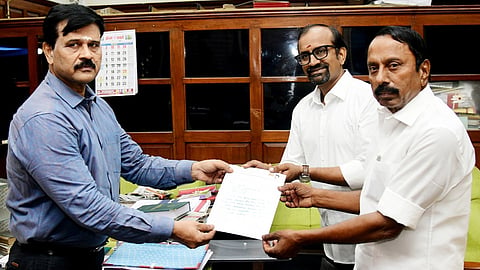முதல்வர் விஜய்யின் ராஜினாமா கடிதத்தை வழங்கிய அமைச்சர்கள் செங்கோட்டையன், வெங்கட்ரமணன்