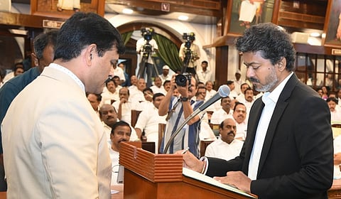சட்டப்பேரவை கூட்டம் தொடங்கியது: முதல்வர் விஜய் உட்பட புதிய எம்எல்ஏக்கள் பதவியேற்பு