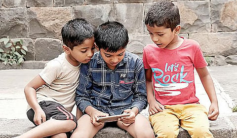 திறன்பேசிச் சிறையில் குழந்தைகள்