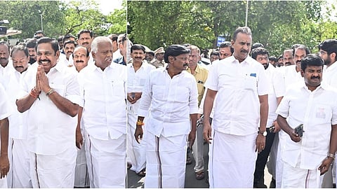 2 அணிகளாகப் பிரிந்தது அதிமுக: தற்காலிக பேரவைத் தலைவரிடம் பழனிசாமி, வேலுமணி தரப்பினர் தனித்தனியே கடிதம்