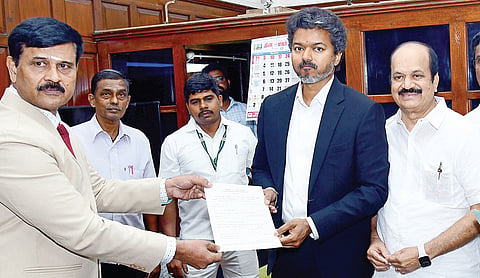 சென்னை தலைமைச் செயலகத்தில் முதல்வர் விஜய் முன்னிலையில், தமிழ்நாடு சட்டப்&nbsp; பேரவைத் தலைவர் பதவிக்கான வேட்பு மனுவை சட்டப்பேரவை முதன்மைச் செயலாளர் கி.சீனிவாசனிடம், ஆயிரம் விளக்கு தொகுதி சட்டப்பேரவை உறுப்பினர்  ஜே.சி.டி.பிரபாகர் தாக்கல் செய்தார். உடன் அமைச்சர்கள் உள்ளிட்டோர்.