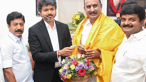 சட்​டப்​பேர​வை​யில் பெரும்பான்மையை நிரூபிக்க வேண்​டும்: தவெக அரசு மீது இன்று நம்பிக்கை வாக்​கெடுப்பு