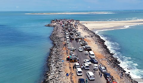போக்குவரத்து நெரிசலில் சிக்கித் தவிக்கும் ராமேசுவரம் தீவு!